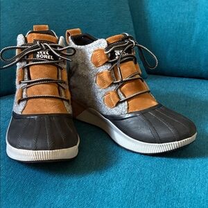 Sorel Black and Tan Lace-Up Boots